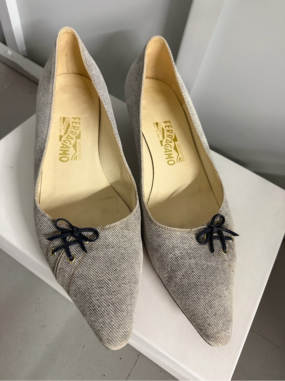 Salvatore Ferragamo Grey & White Striped Fabric Bow Pointed Toe Flats Size 10 B - Picture 2 of 13